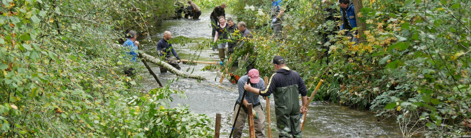 Karin Strebel Fluss mit Leuten