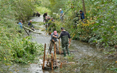 Fluss mit Menschen