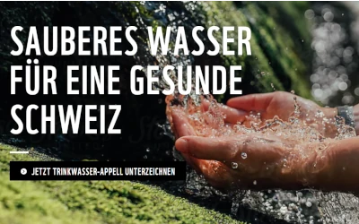 In zwei Hände läuft frisches Quellwasser 